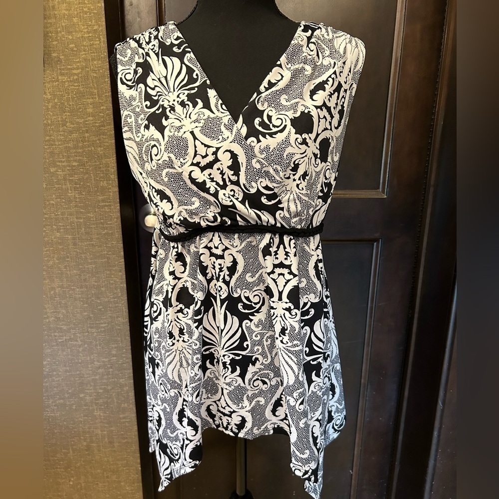New Directions top. Tulip Hem. White and black. Size M